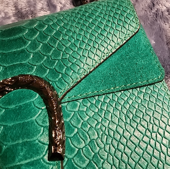 VERA PELLE MADE IN ITALY LEATHER VUBRANT GREEN HEAVY CHAIN STRAP CROSSBODY PURSE - Picture 2 of 8
